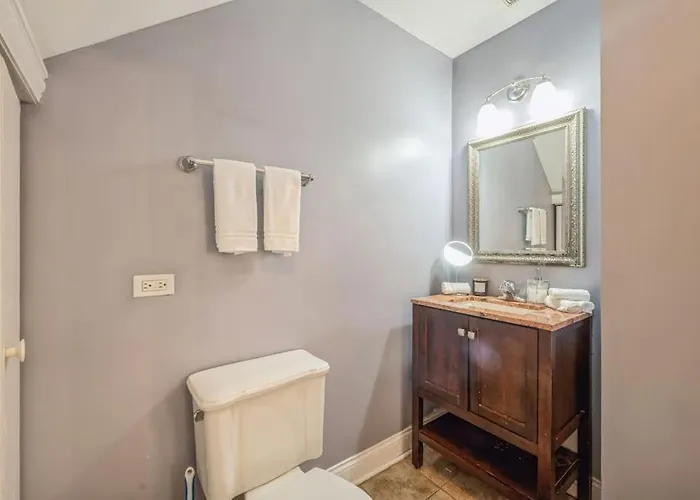 Lovely 2 Bed 3 Miles From Dt W Free Parking *